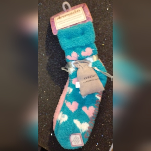 ❤️Lush N Plush 2 pack slipper socks - Lavender N Shea Butter No-Slip Free Sachet - Picture 4 of 5